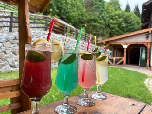 Minuman di Pensiunea Popas Pop, Strambu-Baiut, Maramures