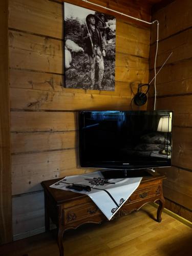 Televisyen dan/atau pusat hiburan di Domek Pod Kogutkiem Na Dolinie