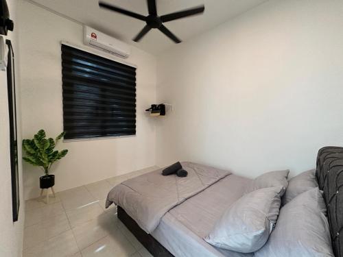 a bedroom with a bed and a ceiling fan at Homestay Baitul Rahah Pokok Sena Kedah in Pokok Sena