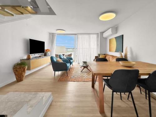 TV a/nebo společenská místnost v ubytování Beachfront Paradise Penthouse
