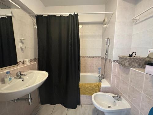 Et badeværelse på Cute studio Beausoleil 10 steps to Monaco