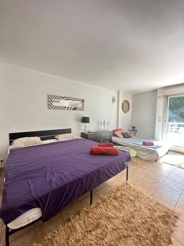 En eller flere senge i et værelse på Cute studio Beausoleil 10 steps to Monaco