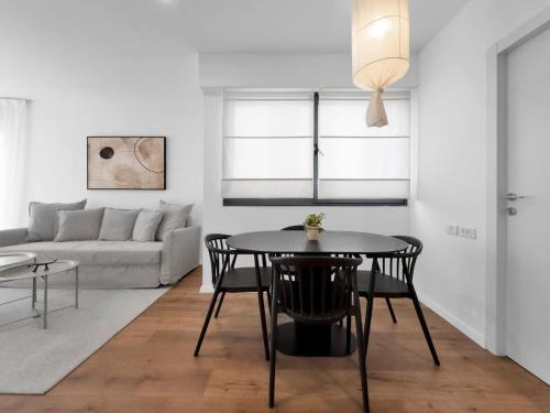 un soggiorno con un tavolo e un divano di Ritzside Marina Stay a Herzliya B