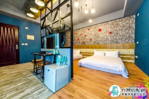 a bedroom with a bed and a table in it at 文旅小自由電梯民宿附停車場 in Hualien City