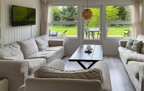 Posezení v ubytování 4 Bedroom Cozy Home In Hals