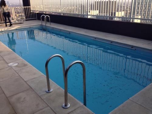 una piscina con agua azul en un edificio en Eco Alameda, en Santiago