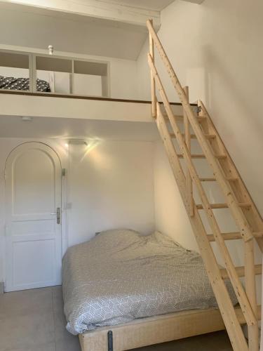une chambre avec un lit superposé avec une échelle dans l'établissement Le Bastidon, au Beausset