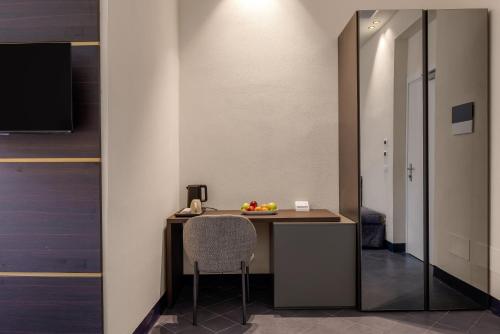 a small desk in a room with a chair at LOCANDA SANTAMARINA Dimora di Charme in Palermo