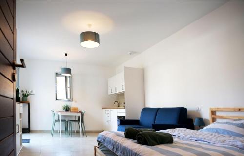 une chambre avec deux lits et une cuisine avec une table dans l'établissement New Studio 30m2 near beach with garden and terrace, à Seignosse