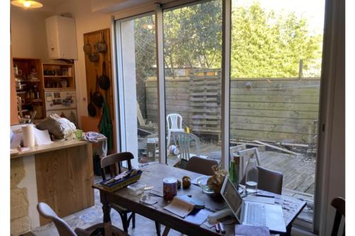 Chambre dans un appartement avec jardin