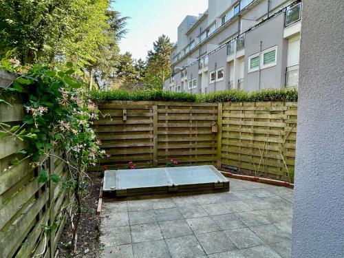 un jardin avec un banc en face d'une clôture dans l'établissement Logement indépendant avec Metro direct Paris et Orly, à Villejuif