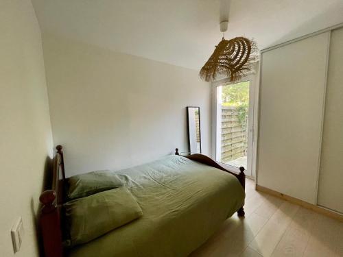 une chambre avec un lit dans une pièce avec une fenêtre dans l'établissement Logement indépendant avec Metro direct Paris et Orly, à Villejuif