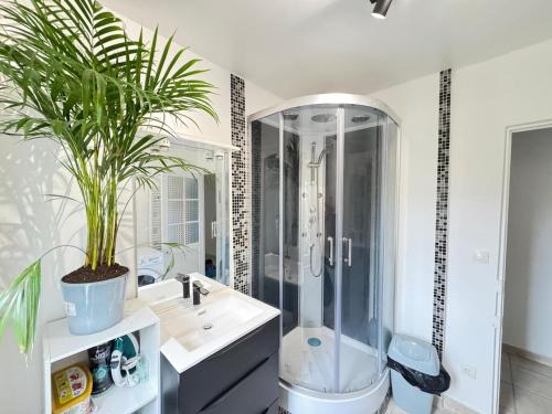 une salle de bain avec une douche, des toilettes et un lavabo dans l'établissement gîte, à Six-Fours-les-Plages