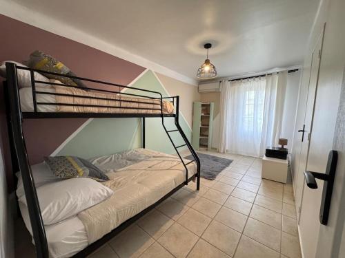 une chambre avec deux lits superposés dans une pièce dans l'établissement gîte, à Six-Fours-les-Plages