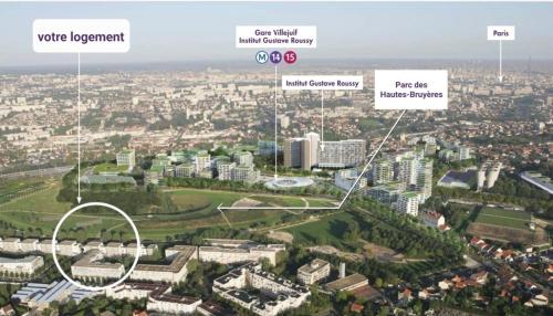 une vue aérienne d'une ville avec des bâtiments dans l'établissement Logement indépendant avec Metro direct Paris et Orly, à Villejuif