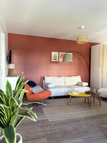 un salon avec un canapé et une table dans l'établissement Gambetta 3 Confortable appartement Centre Bordeaux, à Bordeaux