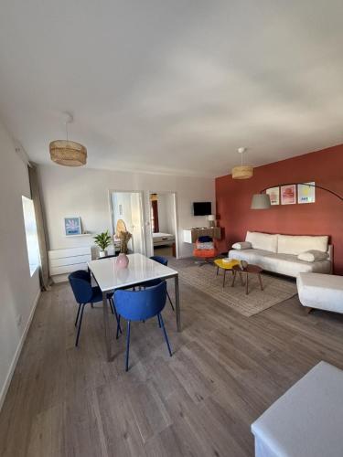 un salon avec une table, des chaises et un canapé dans l'établissement Gambetta 3 Confortable appartement Centre Bordeaux, à Bordeaux
