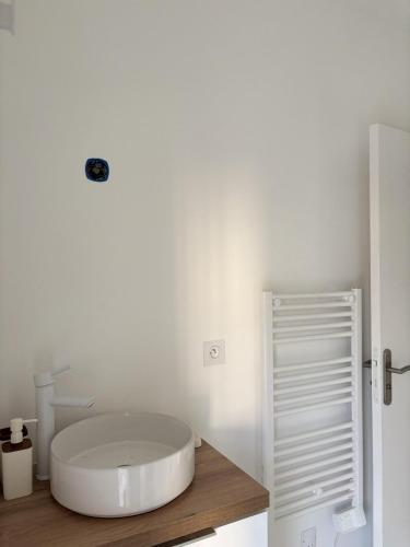 La salle de bains est pourvue d'une grande baignoire blanche sur un comptoir. dans l'établissement Gambetta 3 Confortable appartement Centre Bordeaux, à Bordeaux