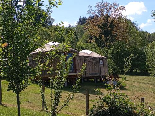 Foto dalla galleria di La yourte au pré du réu a Planchez
