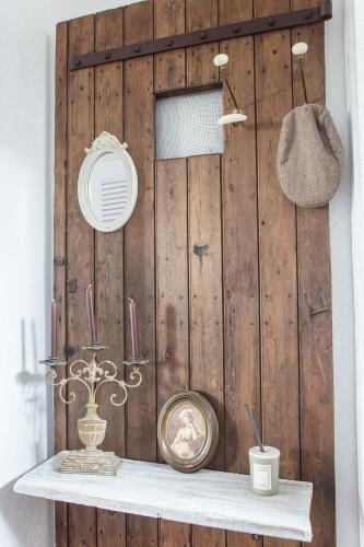 un mur en bois avec un miroir et une étagère dans l'établissement Waterfront family property, à Pouancé