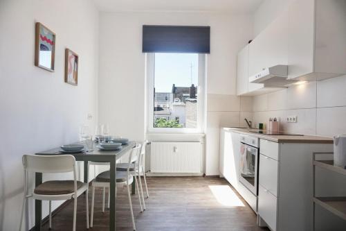 a kitchen with a table and chairs and a window at NEU zentrale Wohnung Netflix Balkon 4 Gäste in Andernach