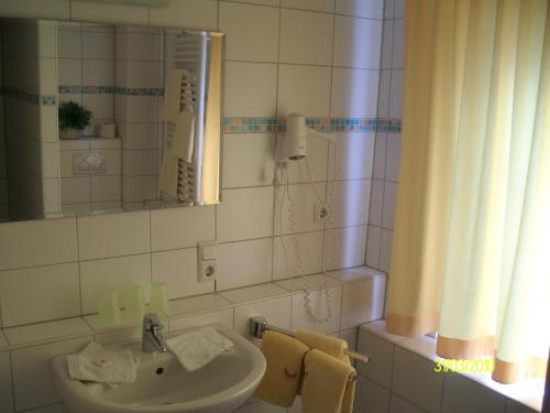 A bathroom at Hotel Gästehaus Priester