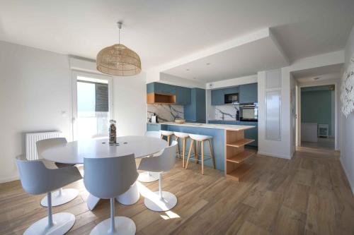 une cuisine et une salle à manger avec une table et des chaises dans l'établissement Pépite de Thau, Marseillan-port, France, à Marseillan