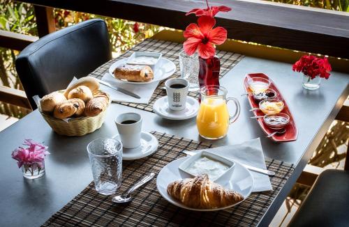 een tafel met ontbijtproducten en een mand met gebak bij Mare E Monti in Porto Pollo