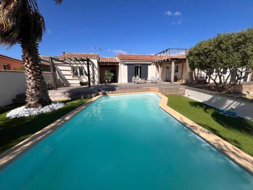 une piscine dans l'arrière-cour d'une maison dans l'établissement Villa Argelia - Piscine - 10 couchages, à Lapalme