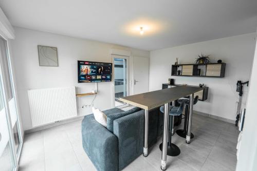 un salon avec une table et un canapé dans l'établissement Peaceful stay near Pessac forest, à Pessac