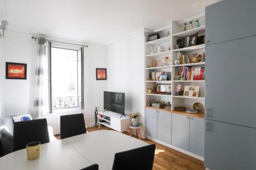 une pièce avec une table, des chaises et une télévision dans l'établissement Apartment for 2 in the 14th district Paris, à Paris