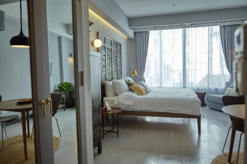 a bedroom with a bed and a large window at Stylish Studio in Prime Sukhumvit-Next to BTS Nana in Bangkok
