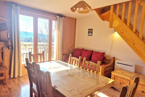 une salle à manger avec une table et un canapé dans l'établissement Votre Havre de Paix en Montagne - chalet 6 personnes avec piscine et sauna, à La Féclaz