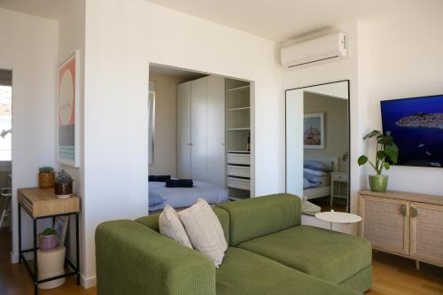 Kiki's Sea View Open Apartment with Terrace and Jacuzzi