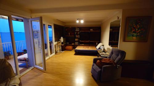 d'un salon avec un canapé et d'une chambre avec un balcon. dans l'établissement Sanary Bay View Apartment, à Sanary-sur-Mer