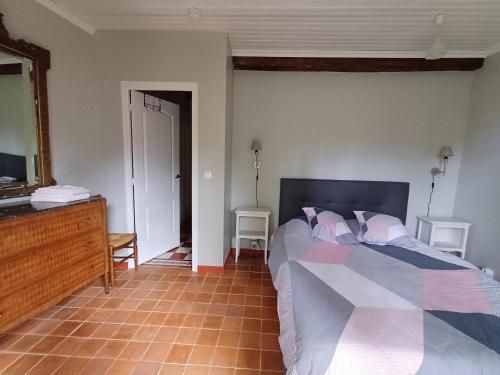Postel nebo postele na pokoji v ubytování Chinon Manoir de l'Abbaye