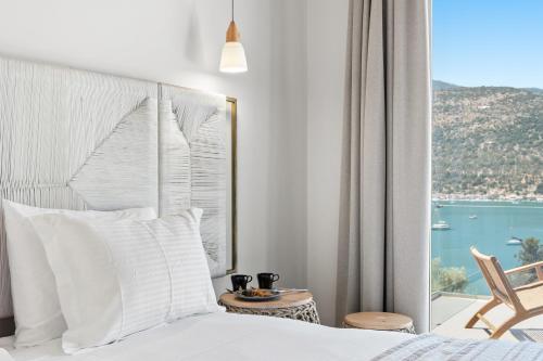 a bedroom with a bed with a view of the ocean at Villa Aenya in Yenion