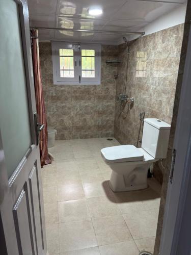 un baño con inodoro y ducha en Abode at Thanedar Estate, en Kanethi