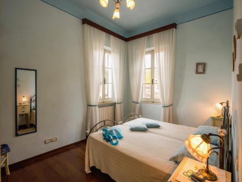 A bed or beds in a room at Air-conditioned flat with pool and wellness area
