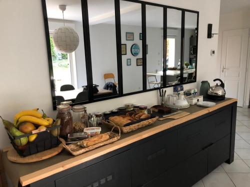 un comptoir contenant de nombreux paniers de nourriture dans l'établissement Maison La Suze, à La Suze-sur-Sarthe