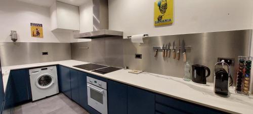 une cuisine avec un lave-linge et un lave-linge dans l'établissement Burdigala Homes - L'Appart Place du Palais, à Bordeaux