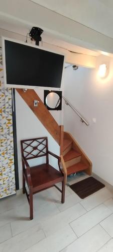 un escalier avec un banc en bois et une cage d'escalier dans l'établissement P'tite Maison, à Athée-sur-Cher