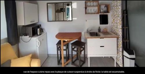 Η κουζίνα ή μικρή κουζίνα στο P'tite Maison