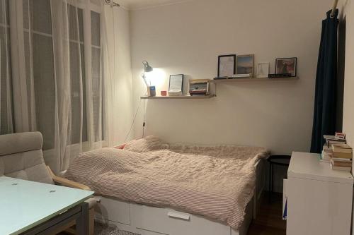 une petite chambre avec un lit et un bureau dans l'établissement Lovely studio for 2 near Montmartre, à Paris