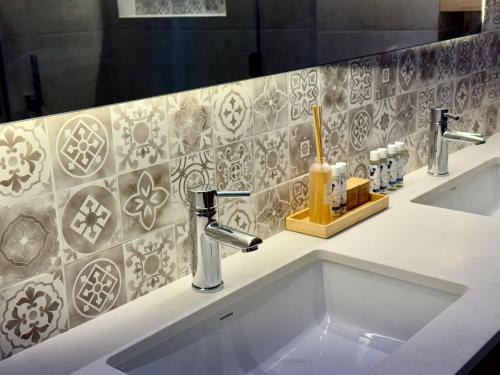 Et badeværelse på Glamour Apartments