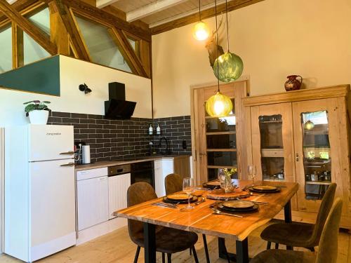 Kuchyň nebo kuchyňský kout v ubytování Stilvoll eingerichtetes Studio in historischem Bauernhaus, voll ausgestattet inmitten der Natur auf 75 qm