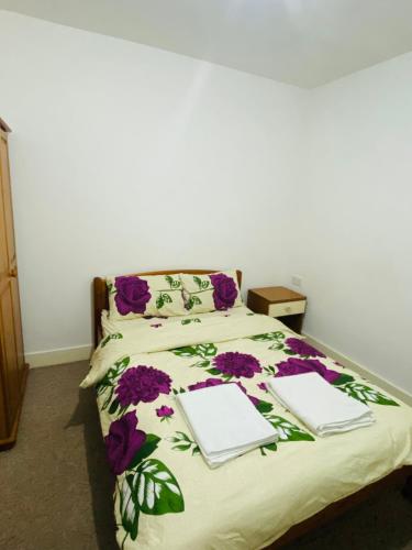 ロンドンにあるGreenwich Homestayのベッドルーム1室(ベッド1台、本2冊付)