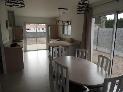 Photo de la galerie de l'établissement maison à 15 minutes de la mer, à Saint-Urbain