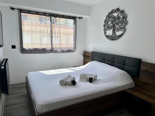 une chambre avec un lit avec deux serviettes dessus dans l'établissement Le Patio Bleu, à Vallauris