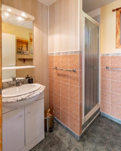 une salle de bain avec un lavabo et une douche dans l'établissement Hameau des laurières, à Saint-Avit-Sénieur